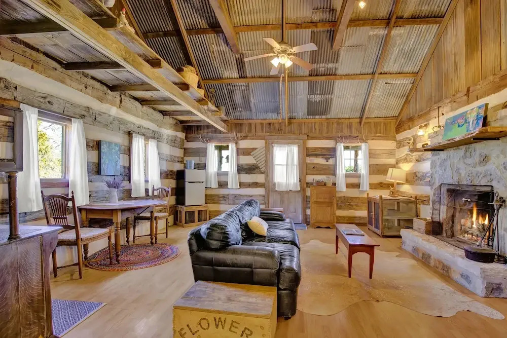 New! Gorgeous Hill Country Cabin Just Minutes From Main St!
