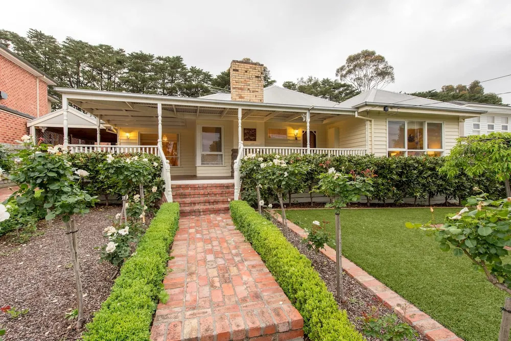 Lovely 5BR house walk to train and shops