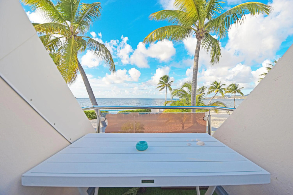 Deja Blue - Comfortable Beachfront Condo