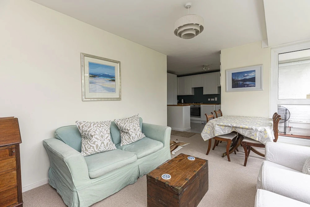 Bright 2 BR Battersea Flat With Great Location