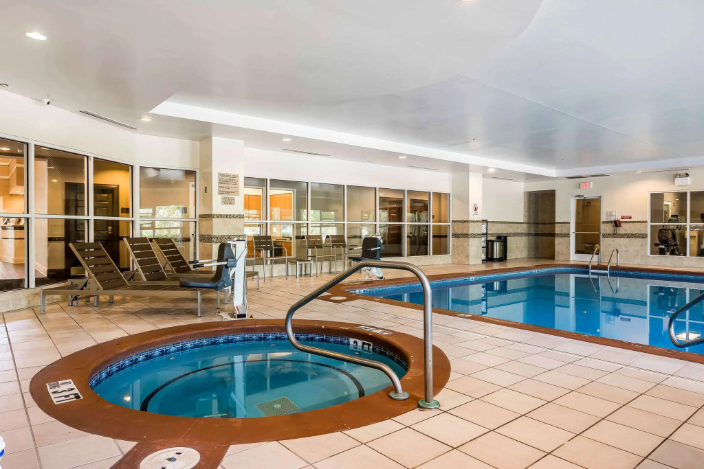 Comfort Inn & Suites near Six Flags