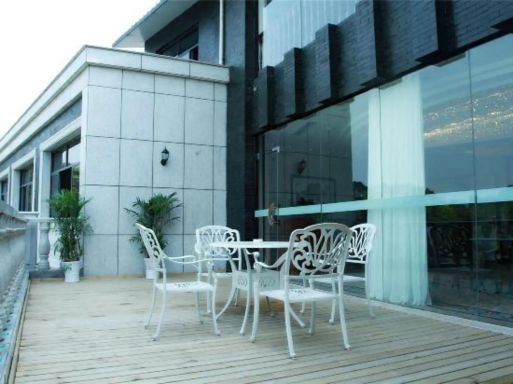 Lake Home Hotel