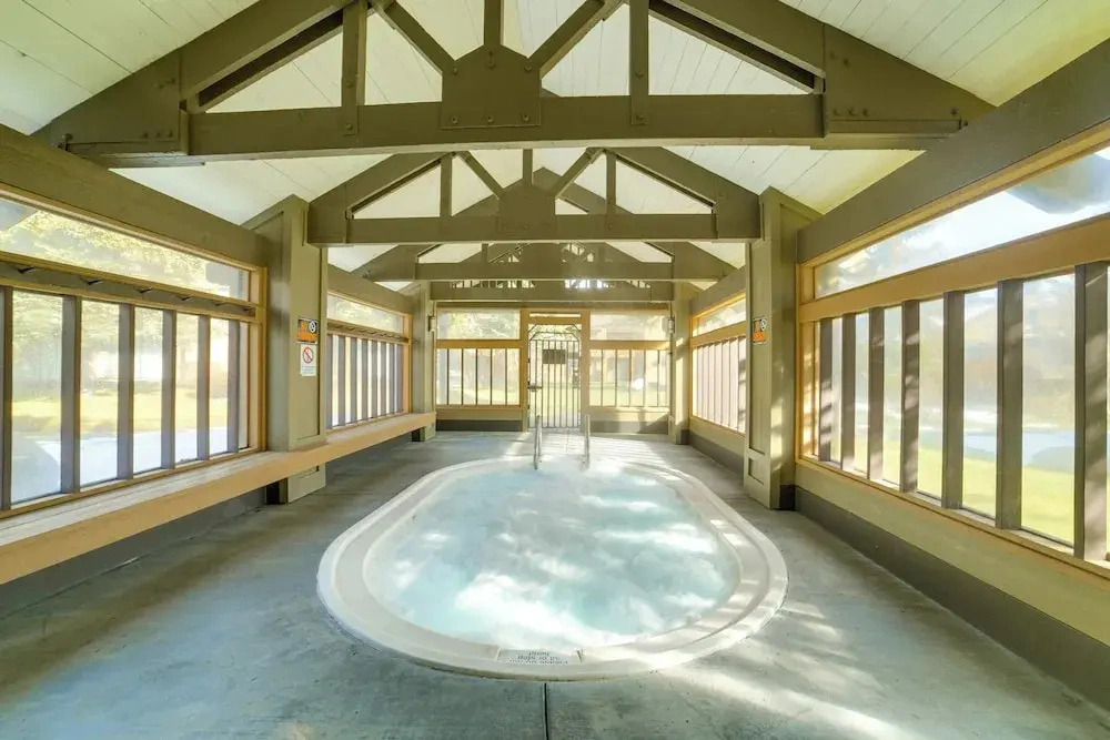2 Mi to Eagle Lodge! Multi-level Haven w/ Hot Tub