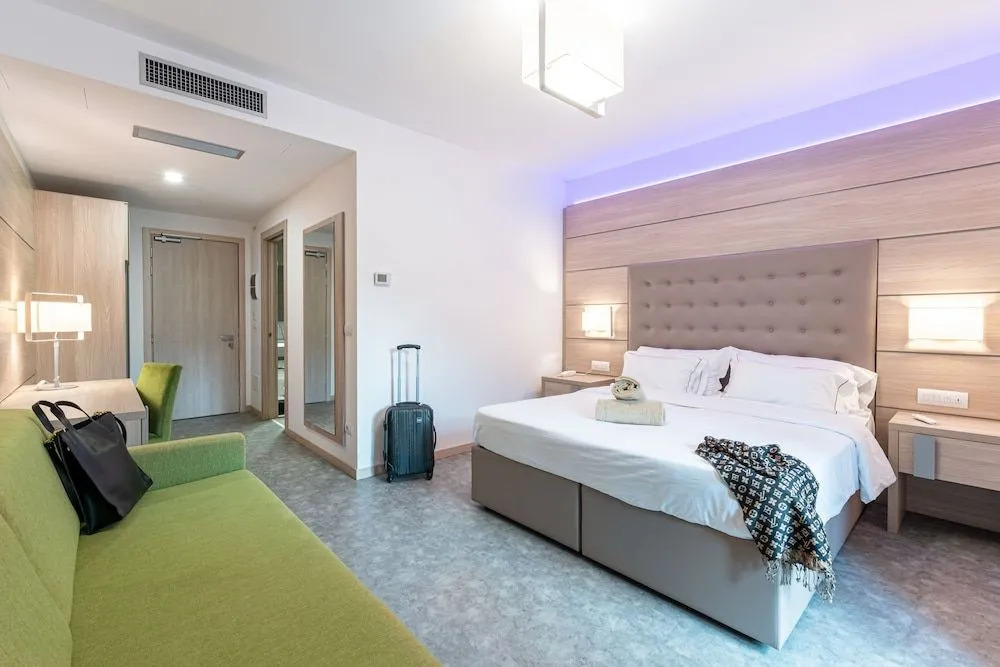 HOTEL TRILAGO