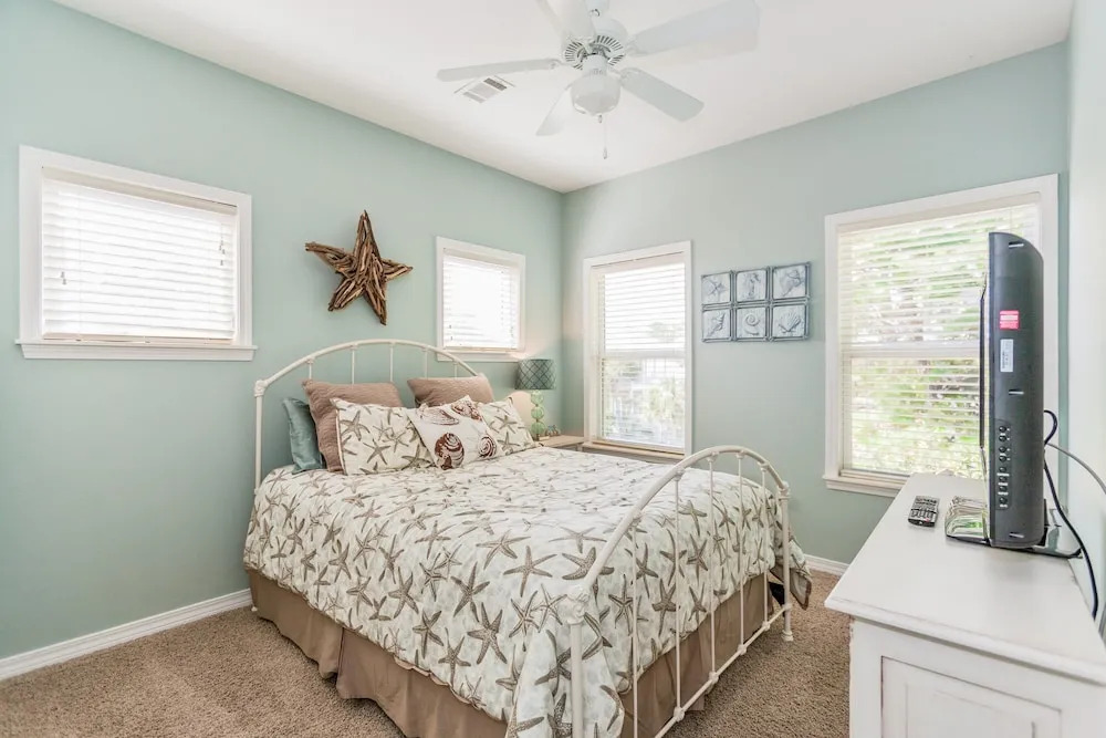 455 Hidden Lake Way House - 4 Br home by RedAwning