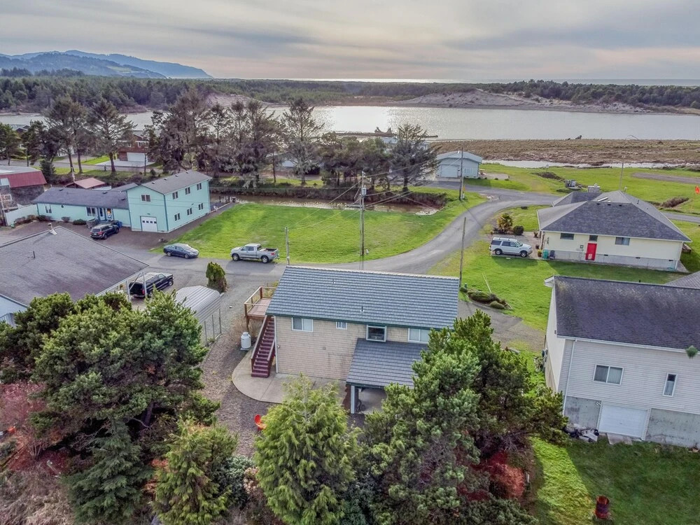Charming Bungalow with Game Room and Scenic Views - Delightful Coastal Retreat