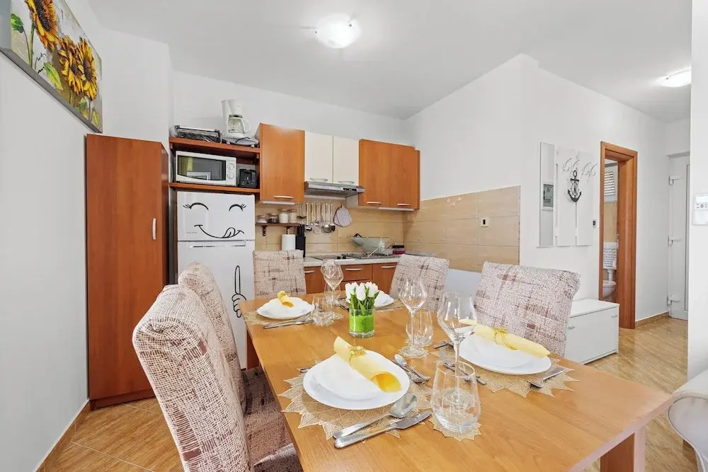 Mery's Sunny Pool Apartment