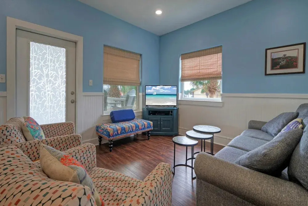 Leave of Absence Luxe Coastal Stay w Pool Outdoor Dining Minutes to Beach