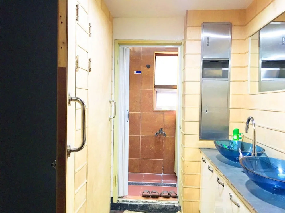 The Style Capsule Guesthouse - Hostel