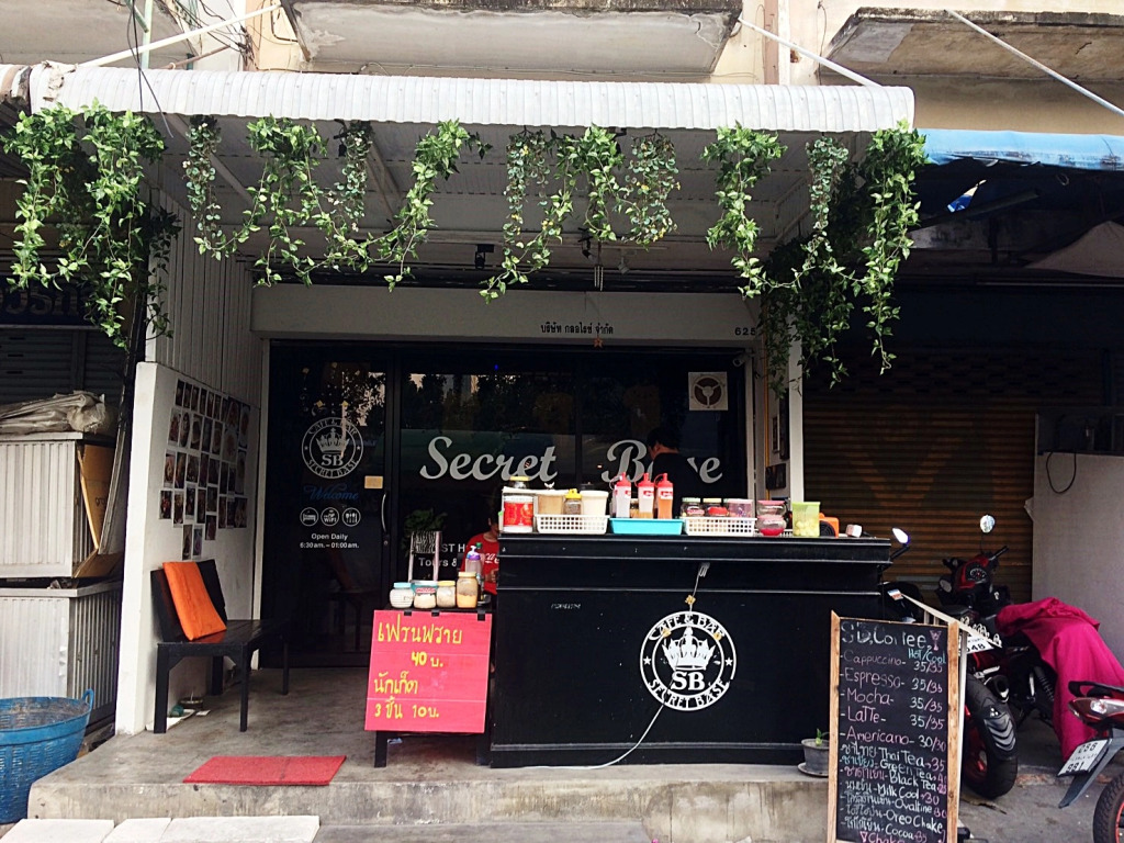 Cafe and Bar Secret Base