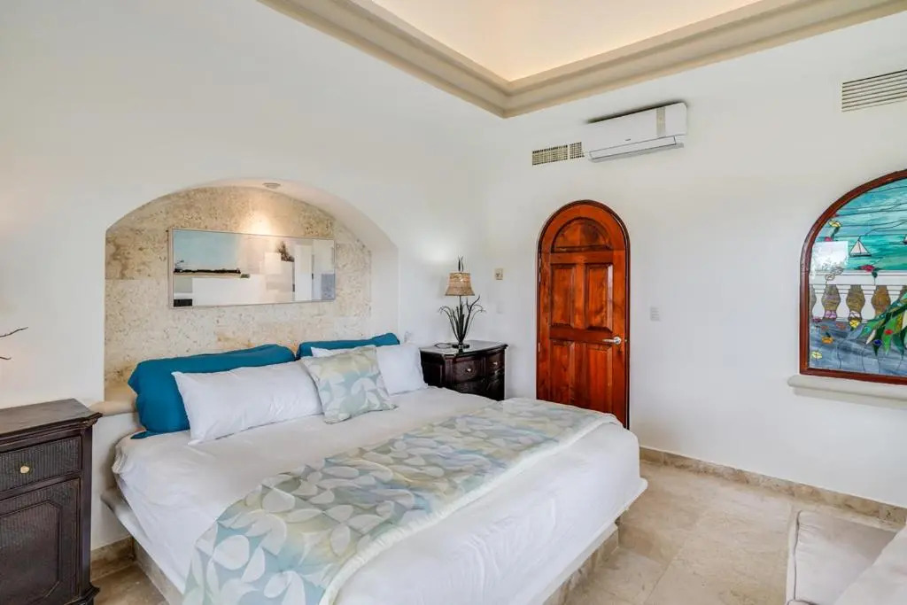Lagoon & Beach Steps Away 5-bdrm Villa Elegancia