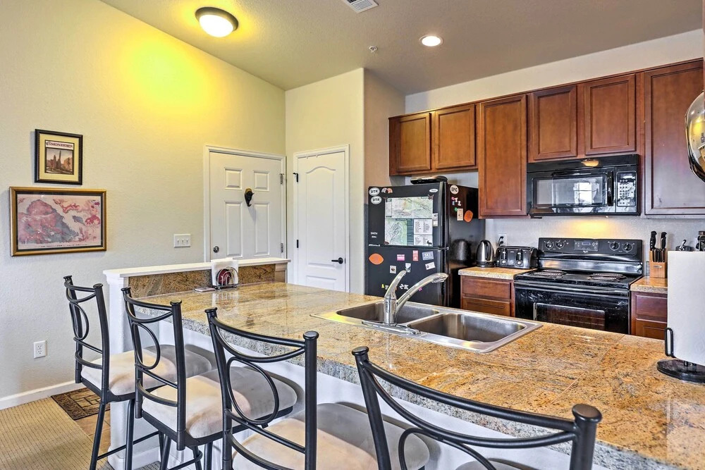 18 Mi to Winter Park: Granby Condo w/ Covered Deck