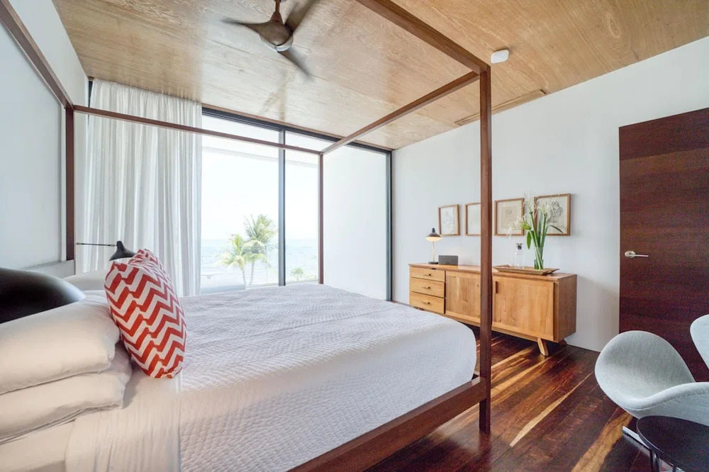 The Beach House - Upscale 5-bed Beachfront Villa w pool pier ocean views