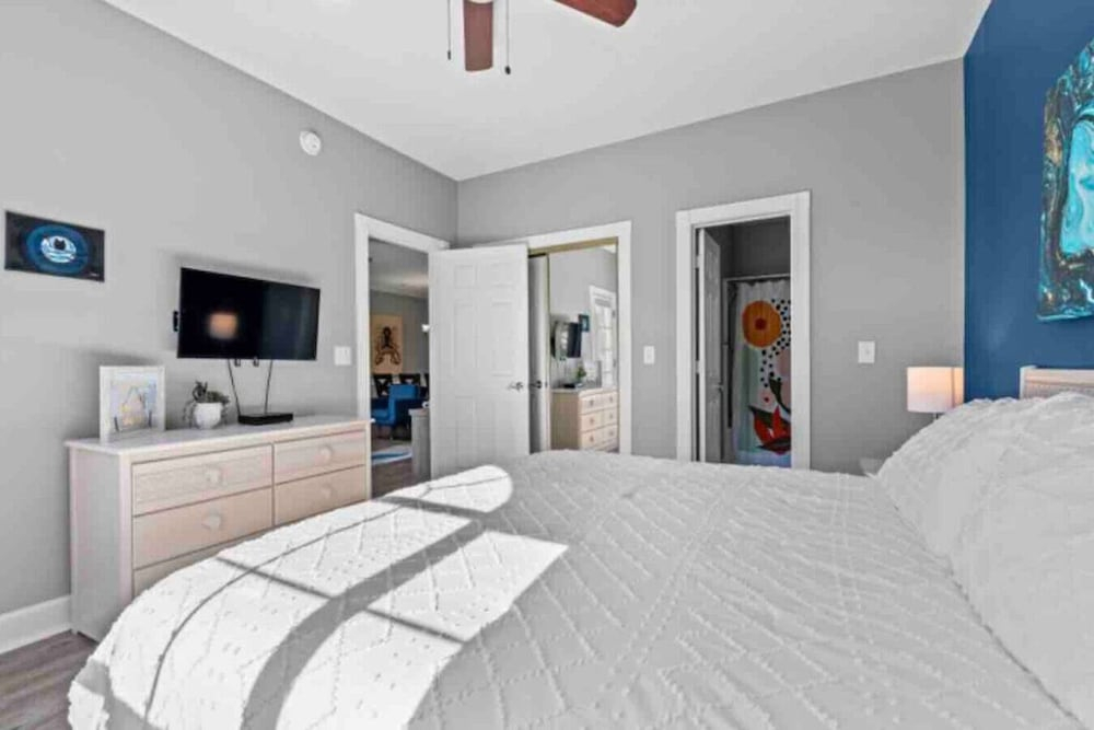 Captains Quarters Bright 2BR Pet-friendly Beach Condo w/ Coastal Decor & Relaxed Vibes