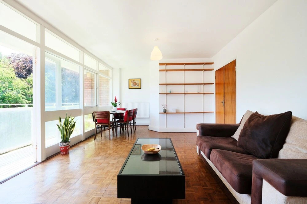 Bright and Spacious 2 Bed Apartment - Sleeps 4