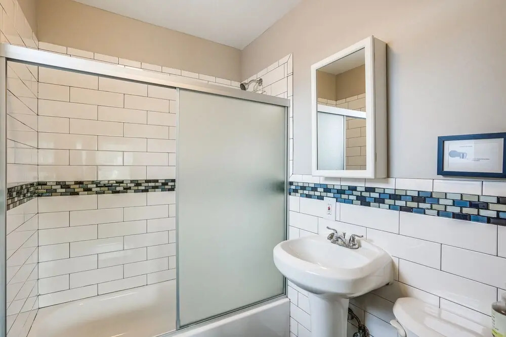 Pet-friendly Apartment: 1 Mi to Lake Merritt!