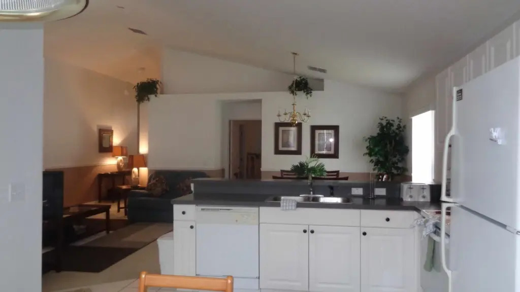 Delightful 4 Bed Pool Home with games room, Davenport, US