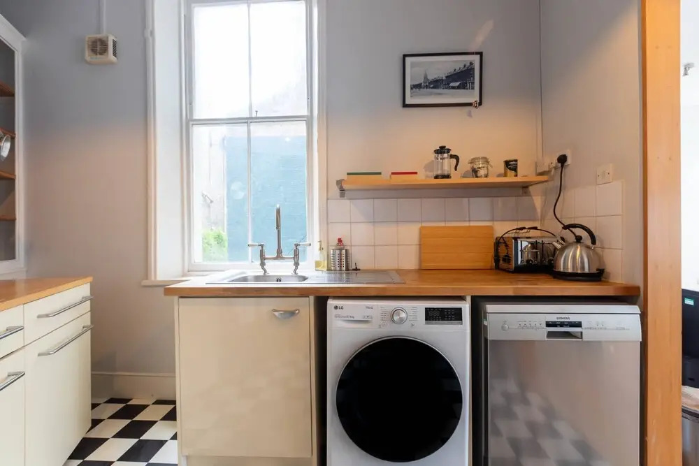 Stylish 2 Bedroom Converted Victorian Storefront
