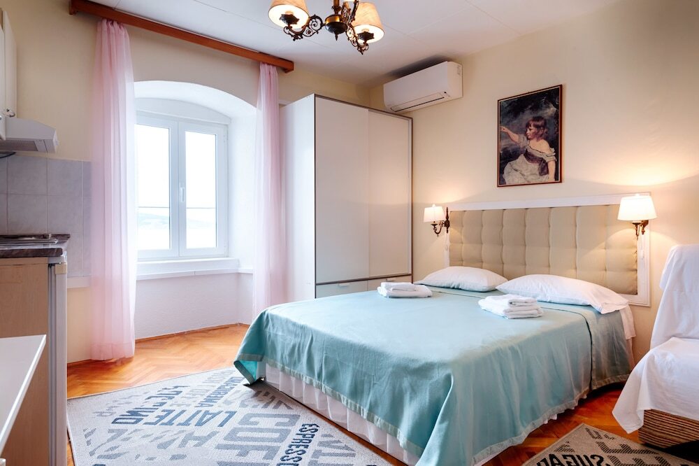 Mira Sea Front Guesthouse