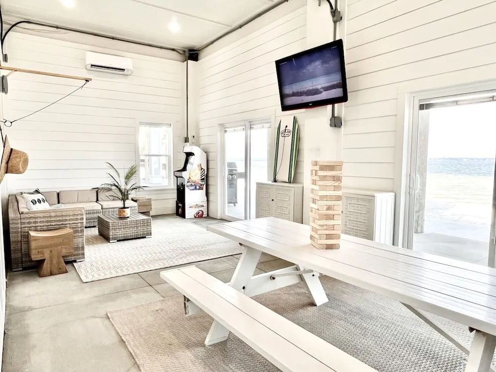 Isle Stay Awhile 5 Bedroom Home by RedAwning
