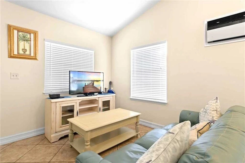 Mangrove Breeze, 3 Bedroom, Fenced Yard, Pets, Walk to Beach, Sleeps 10