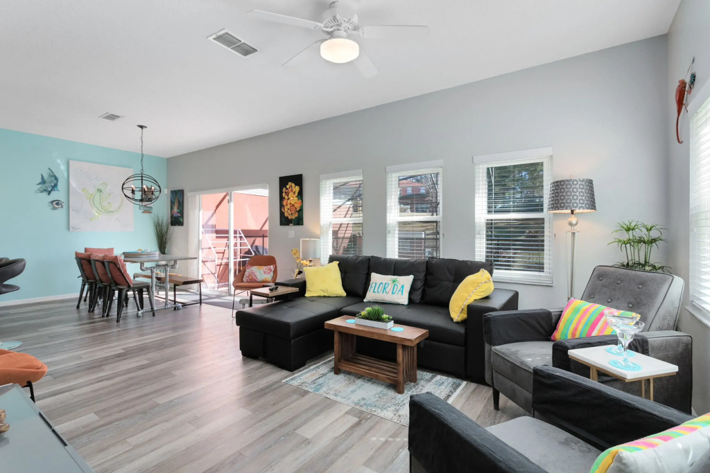 Newly upgraded modern 4BR/3BA private pool TH, Four Corners