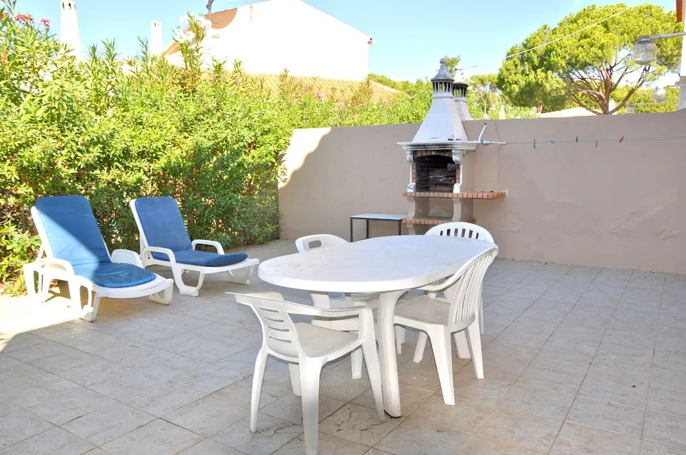 Stylish and well-equipped, private pool, close to amenities, free AC and Wifi