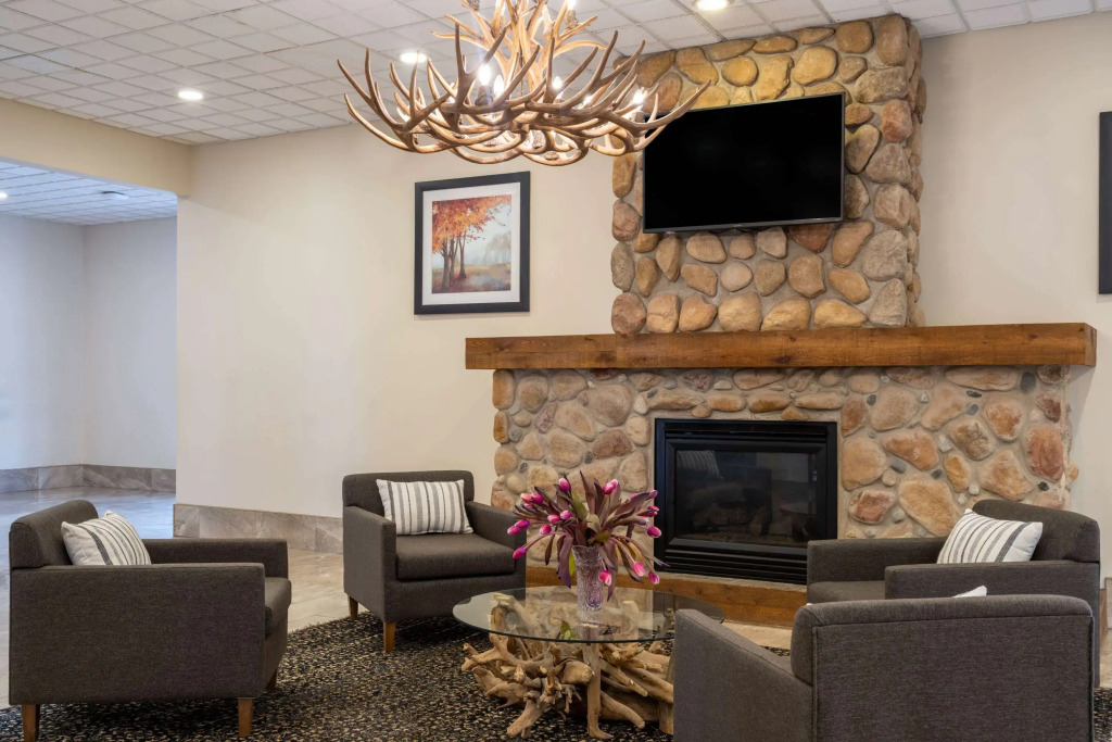 Ramada by Wyndham Thunder Bay Airlane Hotel