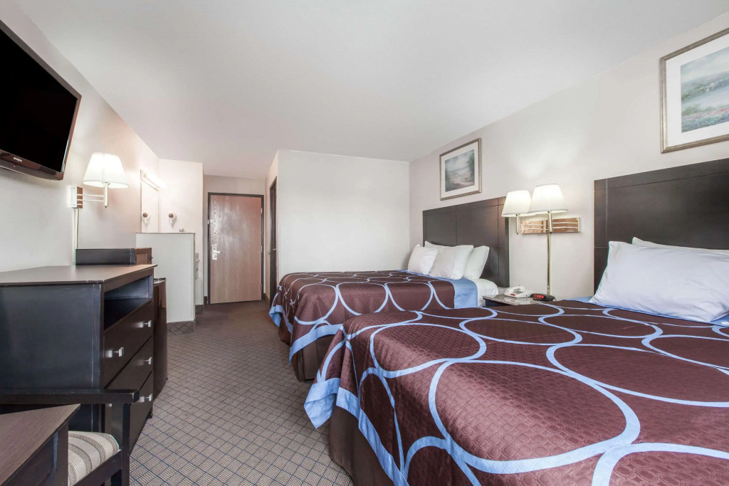 Super 8 by Wyndham Cleveland TX