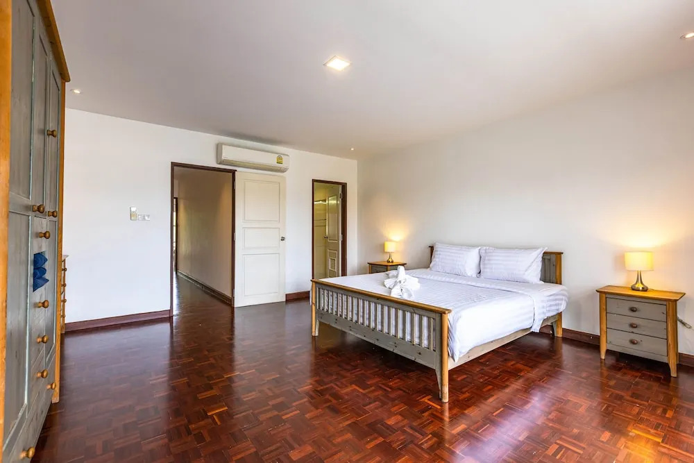 4 BR Townhouse in Great Location BSS