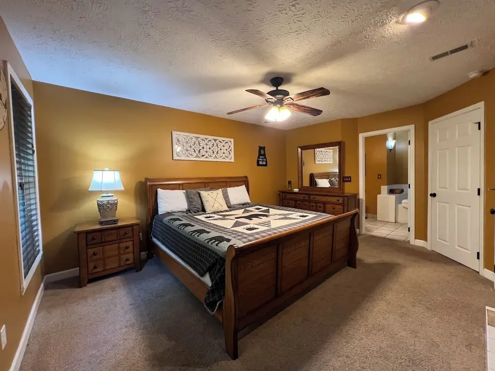 Secluded Cabin for 10 in Chalet Village and Hot Tub