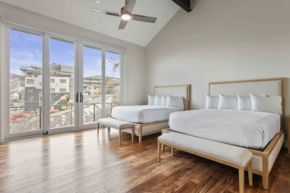 Easy East Village Ski Access Hot Tub 5br 5 Bedroom Home