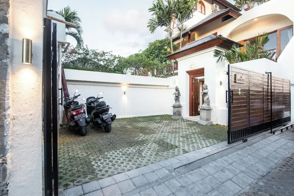 Spacious 4 BR Walking Distance to Finns Beach
