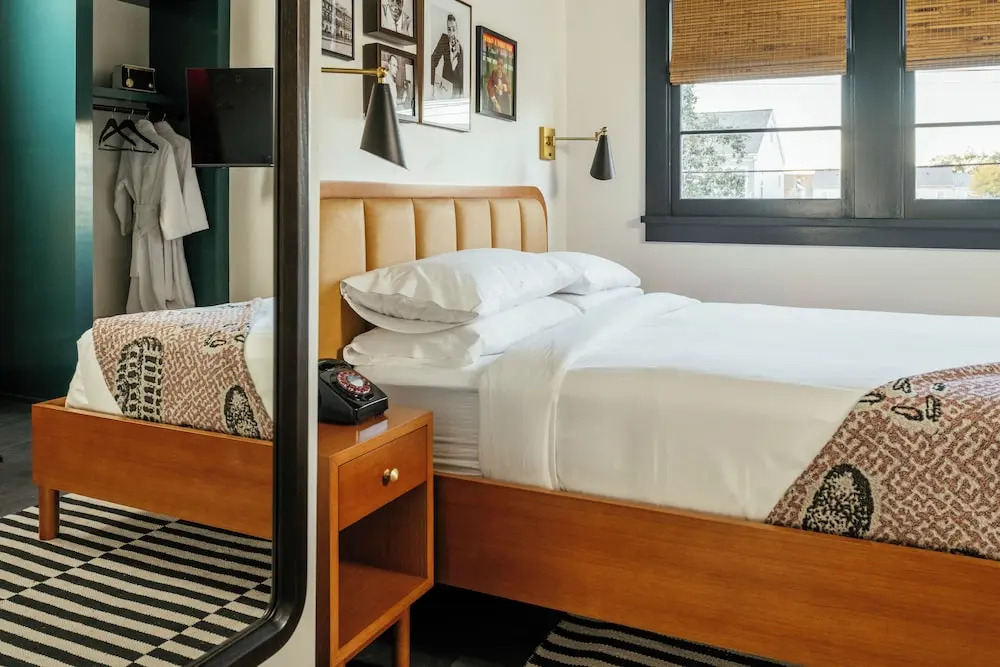 Dew Drop Inn Hotel & Lounge
