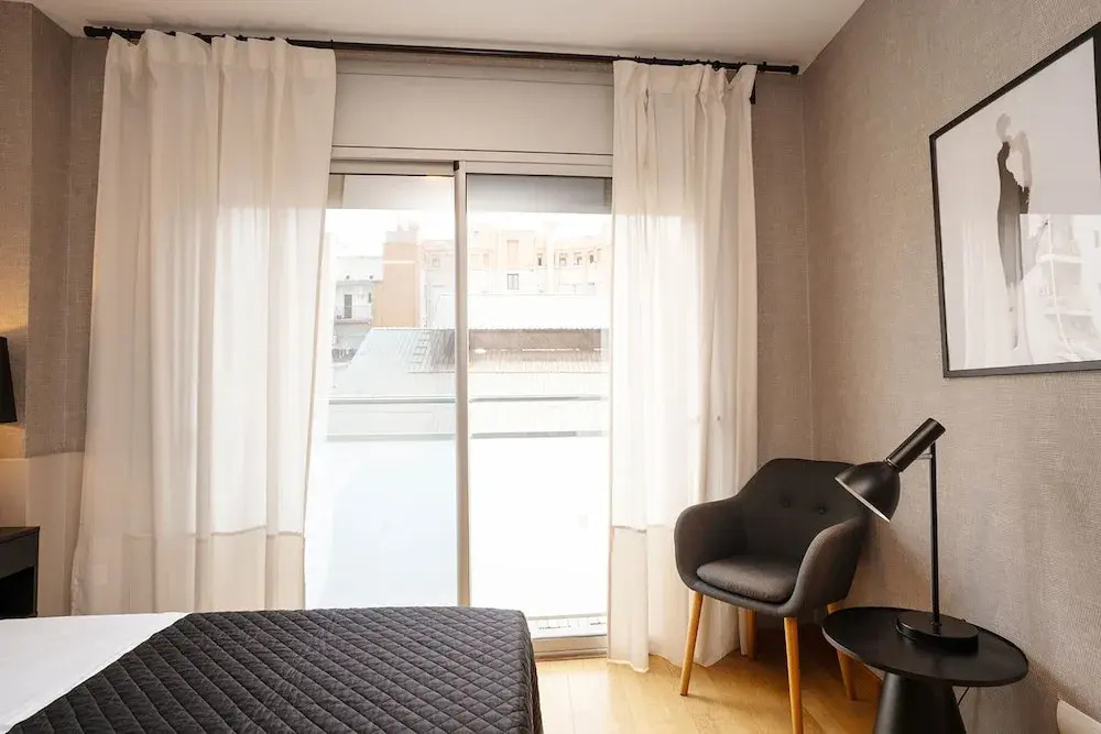 Modern Apartment Near Pl Espa a