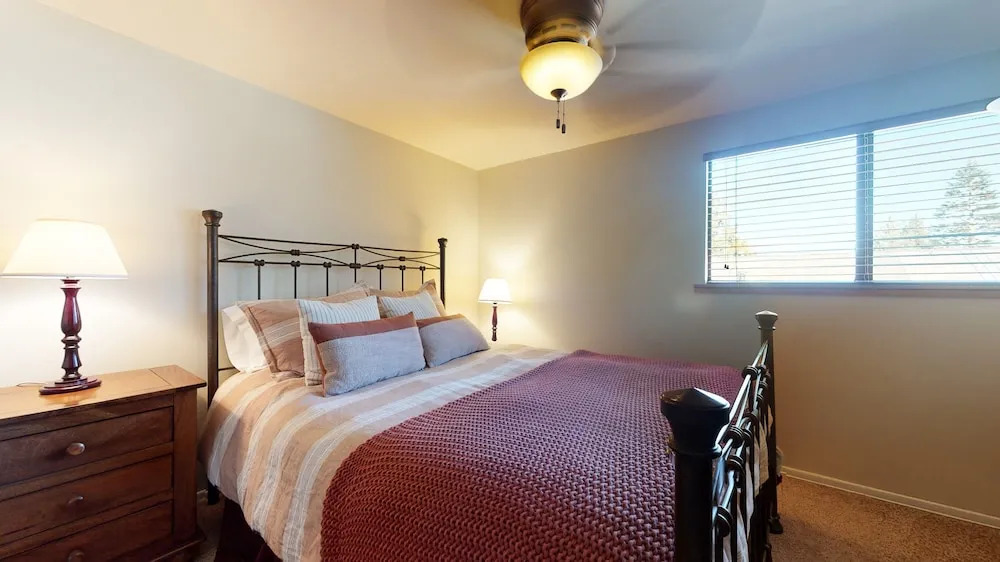 San Sierra 26 Pet-Friendly, Mountain Modern, Walk to The Village by RedAwning