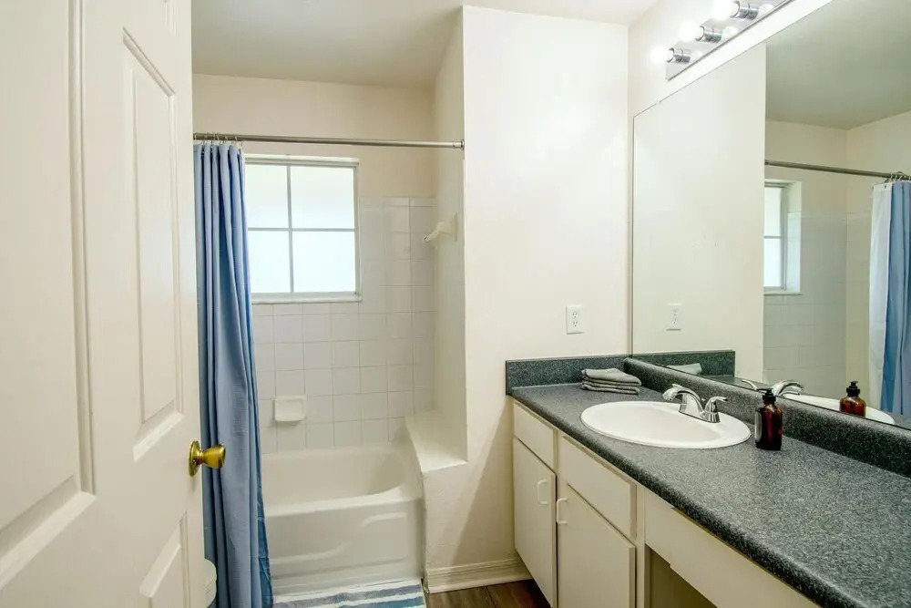 Upscale, modern, resort-style retreat, great location