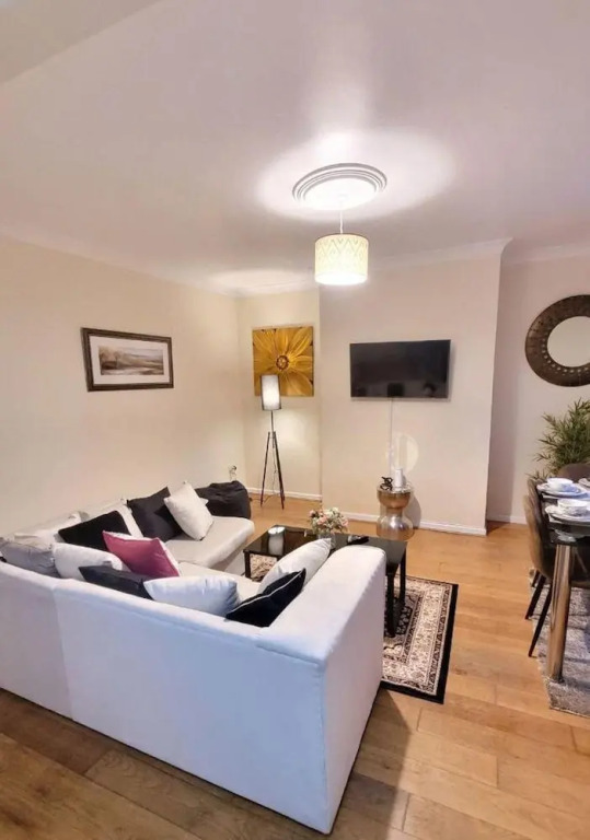 Warrington - House - Sleeps 6 - Parking - Garden