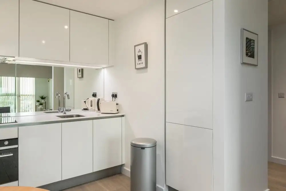 Bright 1 Bedroom Flat with Amazing Rooftop!