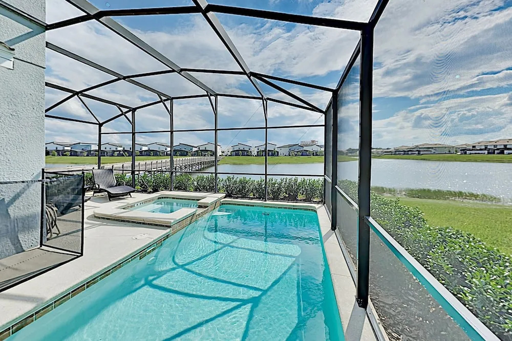Storey Lake All-suite W/ Private Pool & Spa 5 Bedroom Home