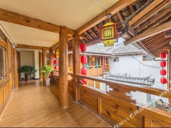Three Bears Panoramic Beauty Su (Lijiang Ancient City Sifang Street Branch)