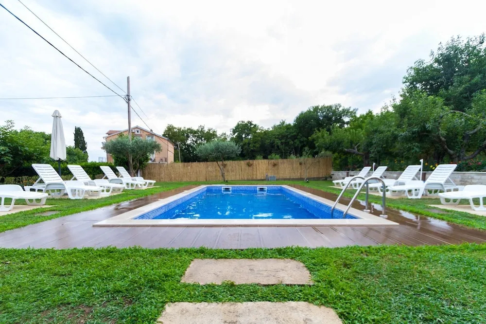 Studio With Pool Near Airport