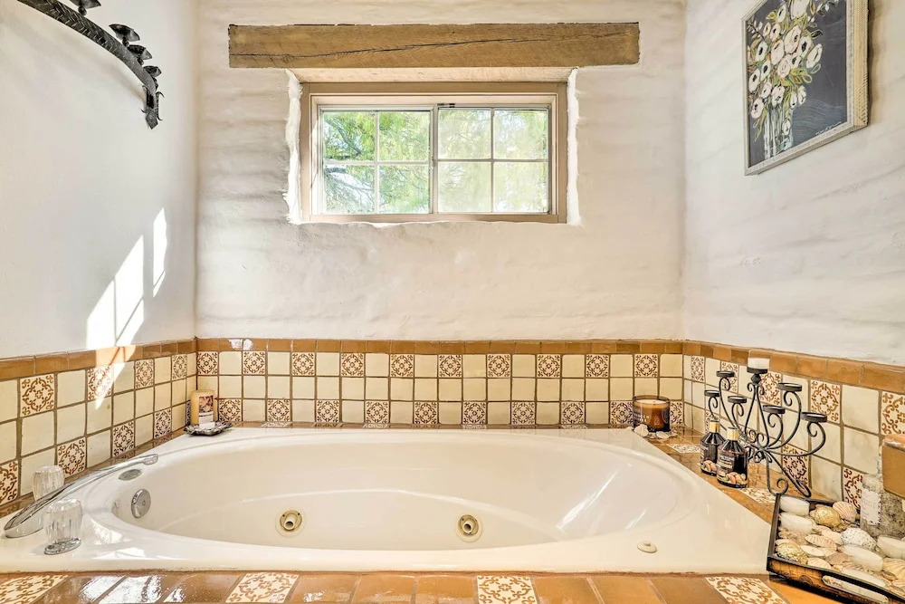 Las Cruces Home La Casa Blanca w/ Courtyard