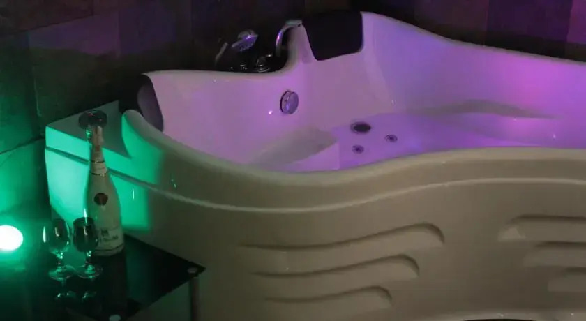 Exclusive Love Suite z jacuzzi w kształcie serca , KrainaAlicji Ełk