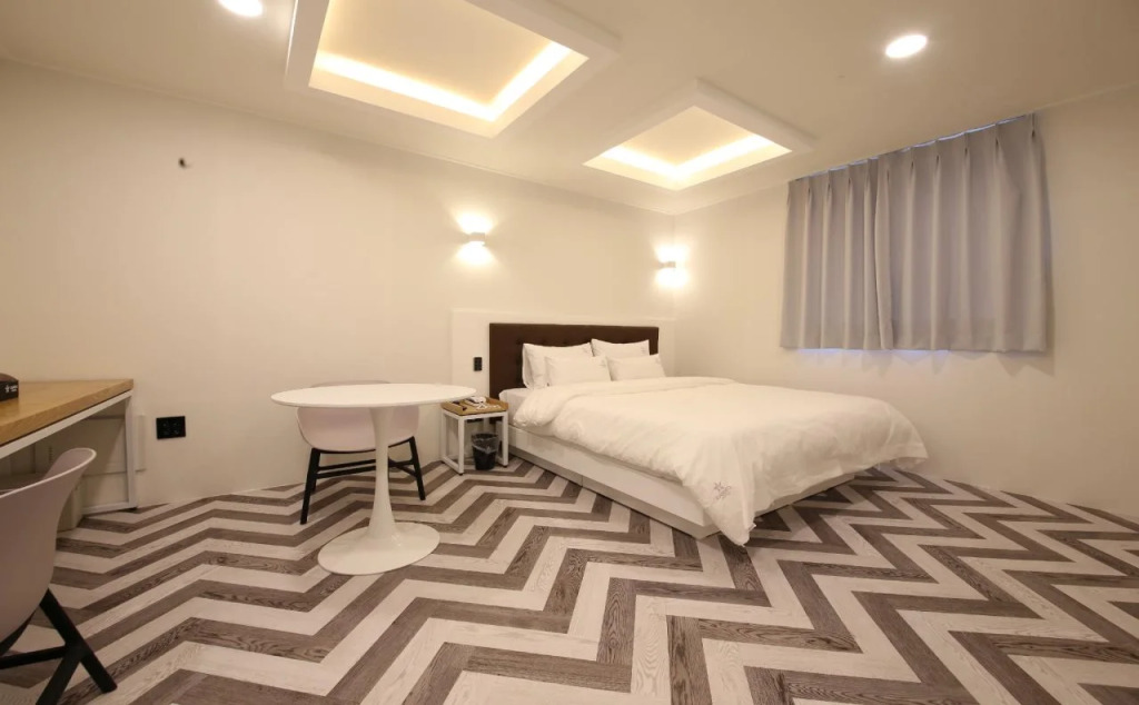 Show Motel