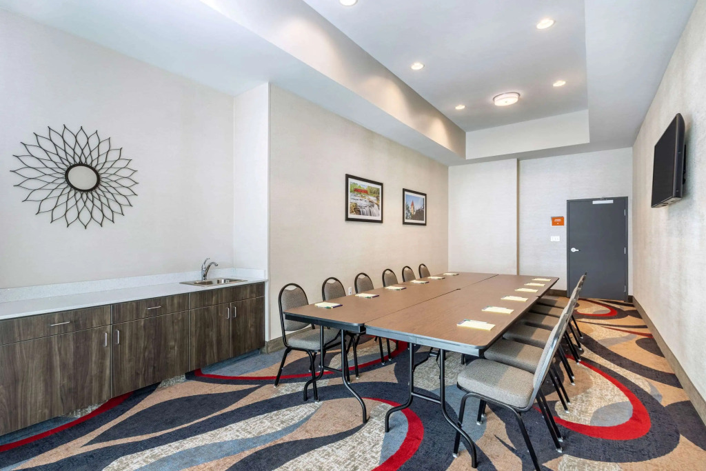 La Quinta Inn and Suites by Wyndham Bloomington