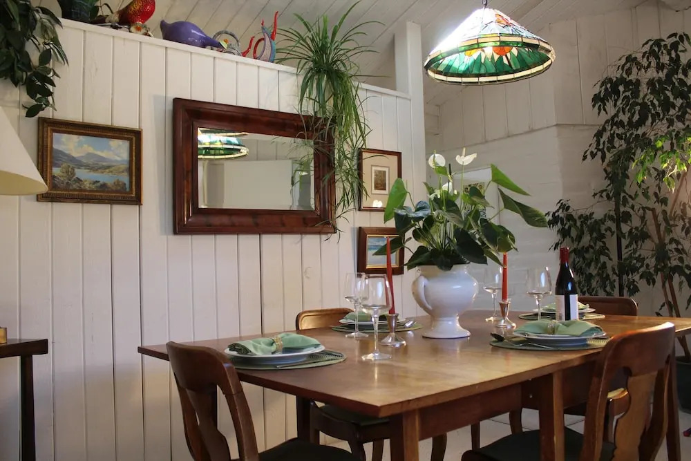 "Pepper Tree Cottage" Panoramic Views of Carmel Valley, Walking Distance to the Village