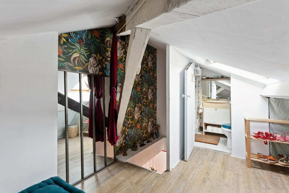 Spacious and Bright Duplex Located in the 19th