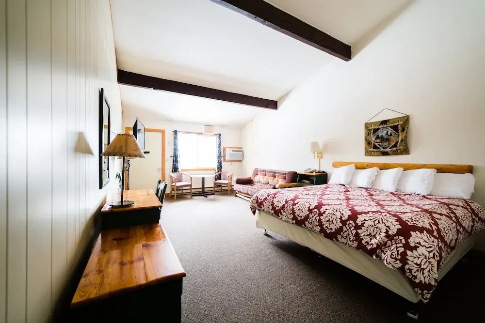 Hiawatha Lodge Inn