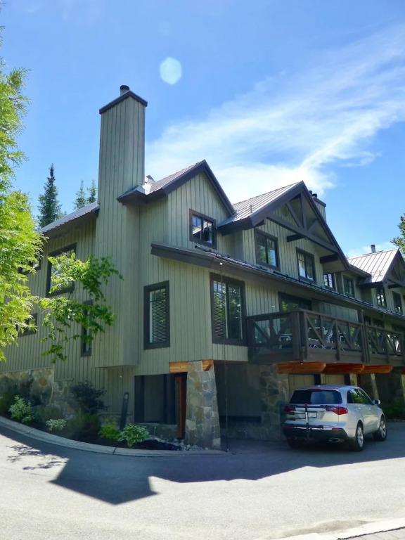 Spacious Town Home with Private Hot Tub